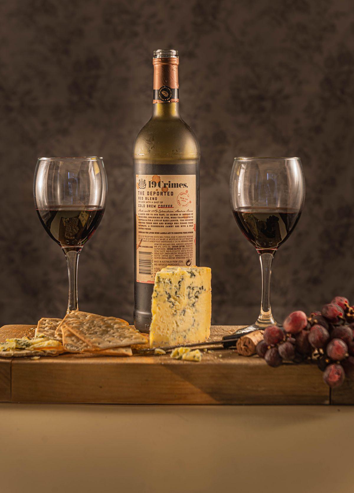 Cesta de Vinho Tinto e Queijos Premium