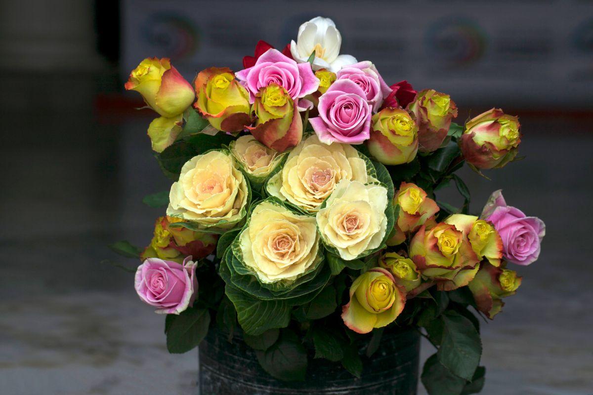 Buquê de 12 Rosas Coloridas Sortidas
