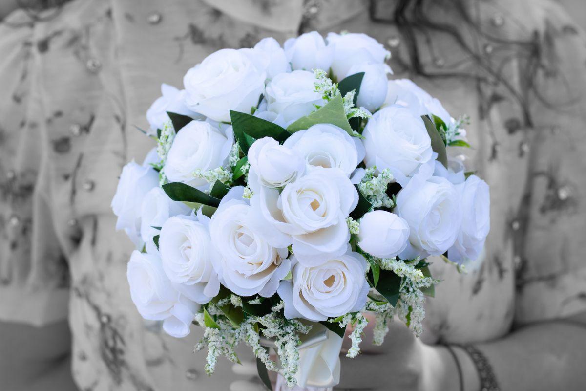 Buquê de 12 Rosas Brancas