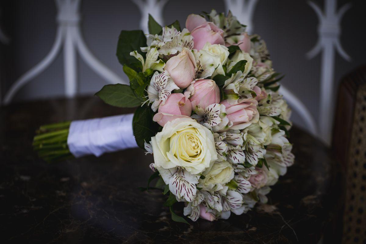 Buquê de Rosas com Astromélias